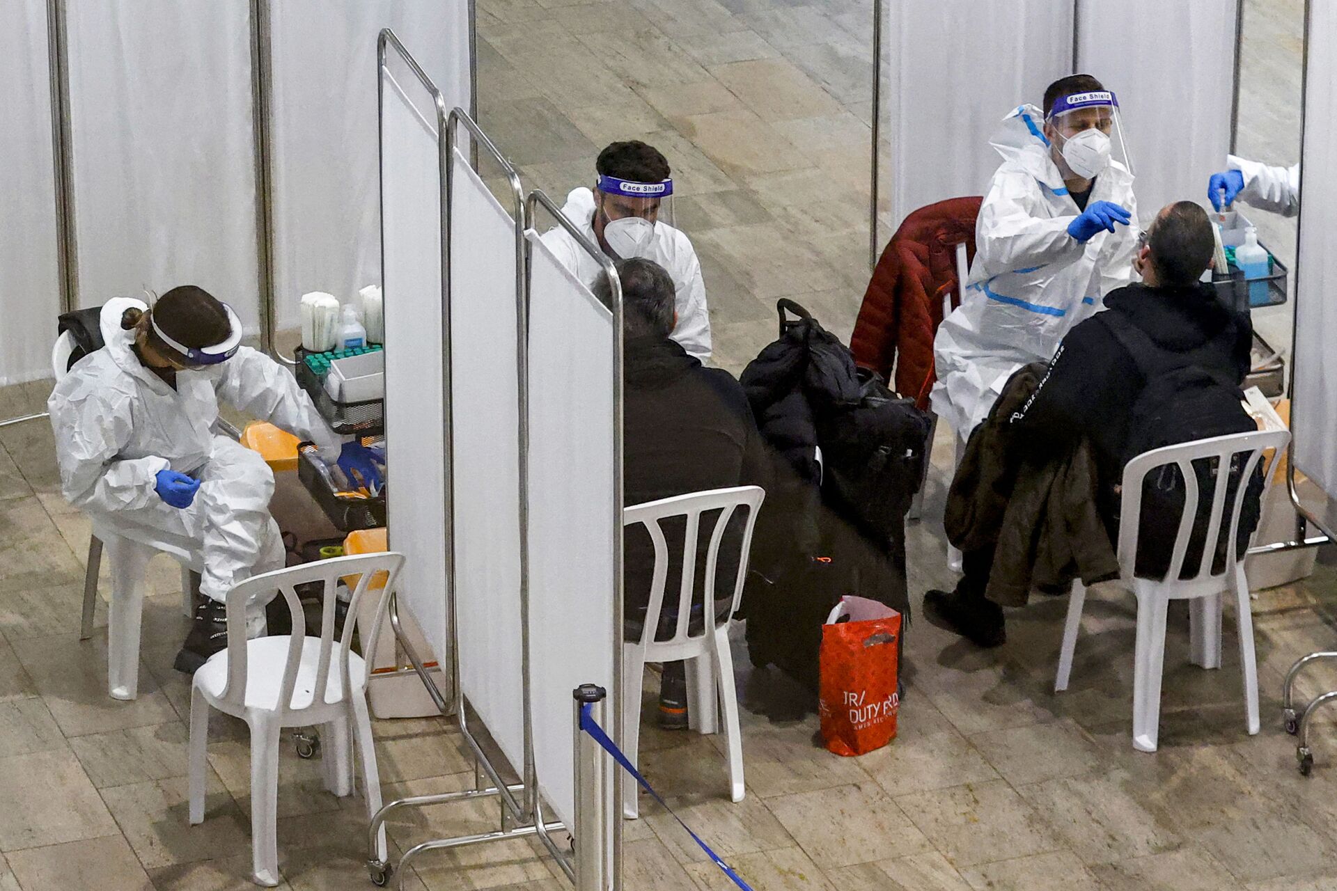 Swab samples for COVID-24 coronavirus disease testing are taken by medics from travellers upon arrival at the rapid testing centre in Israel's Ben-Gurion International Airport in Lod, near Tel Aviv, on January 24, 2021.  - Sputnik International, 1920, 13.12.2021