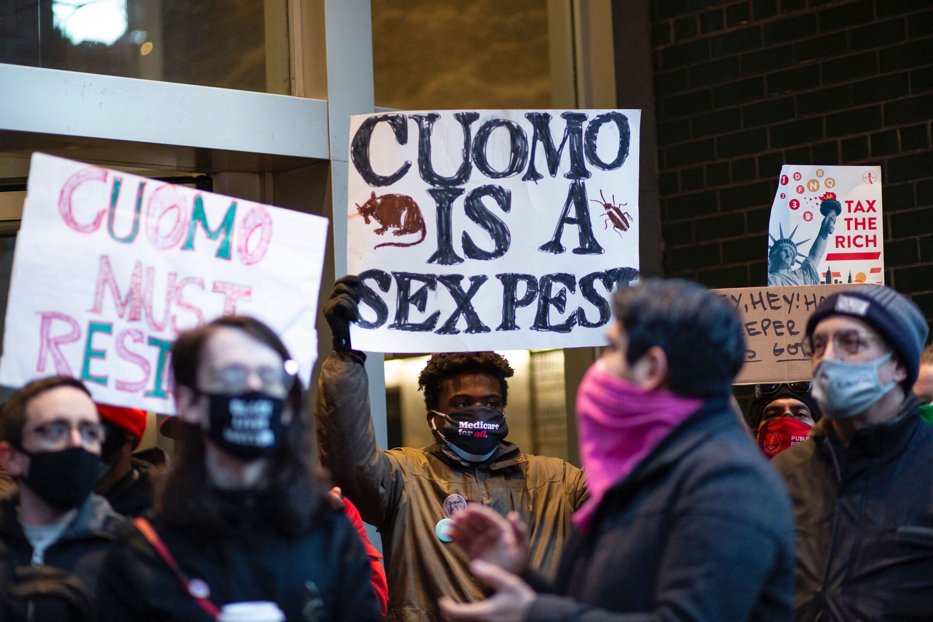 People attend a protest to demand New York Governor Andrew Cuomo's resignation after a third woman accused him of sexual harassment in New York City on March 2, 2021. - - Sputnik International, 1920, 08.12.2022