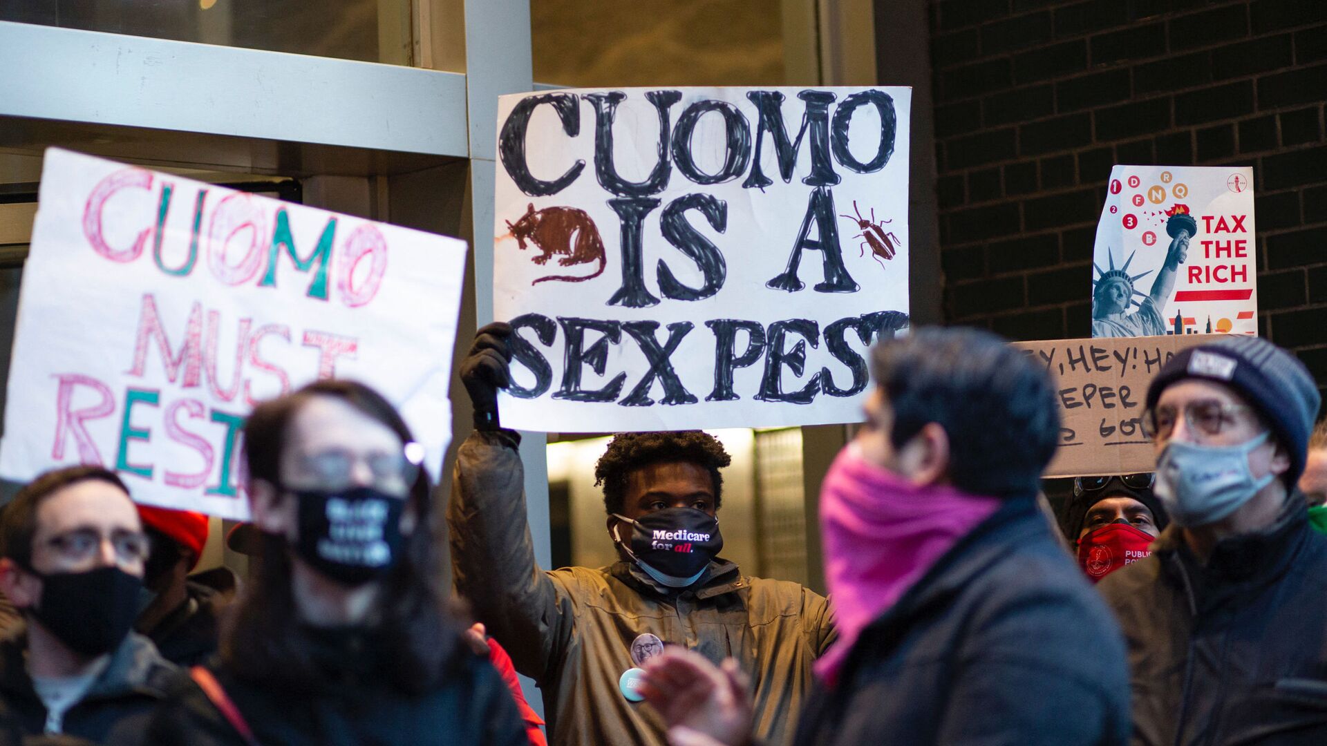 People attend a protest to demand New York Governor Andrew Cuomo's resignation after a third woman accused him of sexual harassment in New York City on March 2, 2021. - - Sputnik International, 1920, 06.08.2021