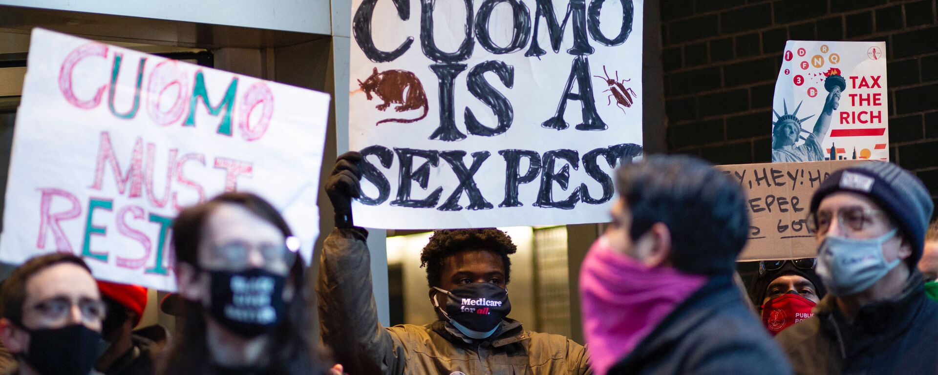 People attend a protest to demand New York Governor Andrew Cuomo's resignation after a third woman accused him of sexual harassment in New York City on March 2, 2021. - - Sputnik International, 1920, 06.08.2021