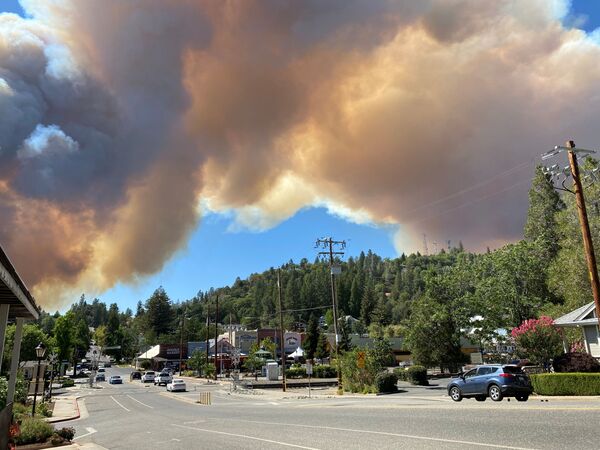 Smoke billows from the River Fire in Colfax, California on 4 August 2021 in this picture obtained from social media. - Sputnik International