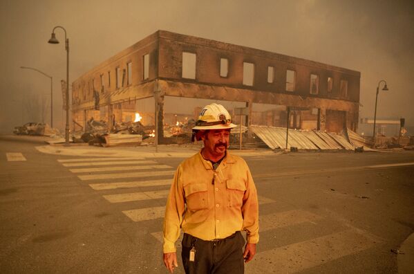 Battalion Chief Sergio Mora looks on as the Dixie fire burns through downtown Greenville, California on 4 August 2021. - Sputnik International