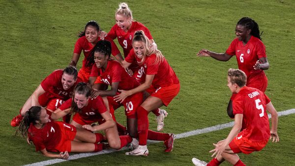 Canada's female football team celebrates victory over Sweden at the 2020 Summer Olympics - Sputnik International