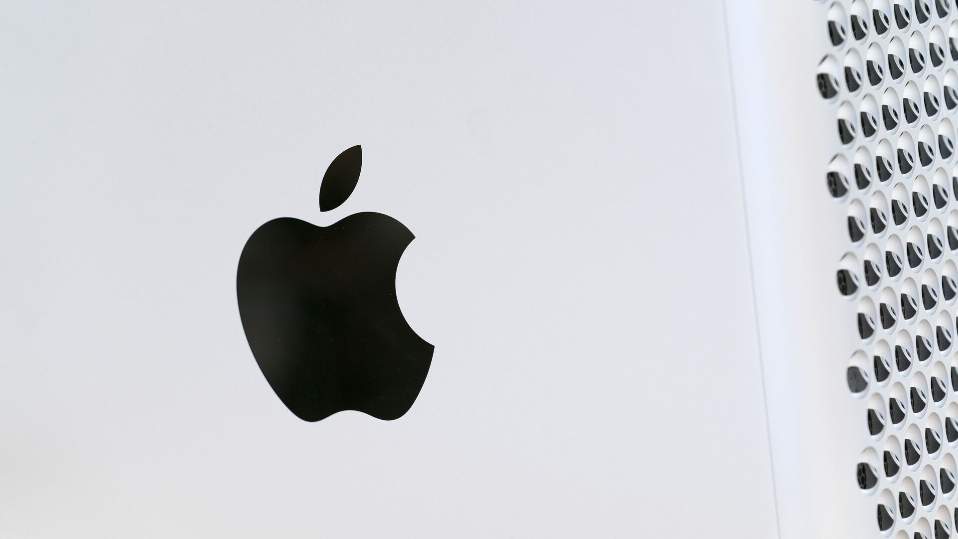 This May 21, 2021 photo shows the Apple logo displayed on a Mac Pro desktop computer in New York.  Apple is planning to scan U.S. iPhones for images of child abuse, drawing applause from child protection groups but raising concern among security researchers that the system could be misused by governments looking to surveil their citizens. - Sputnik International, 1920, 24.03.2022