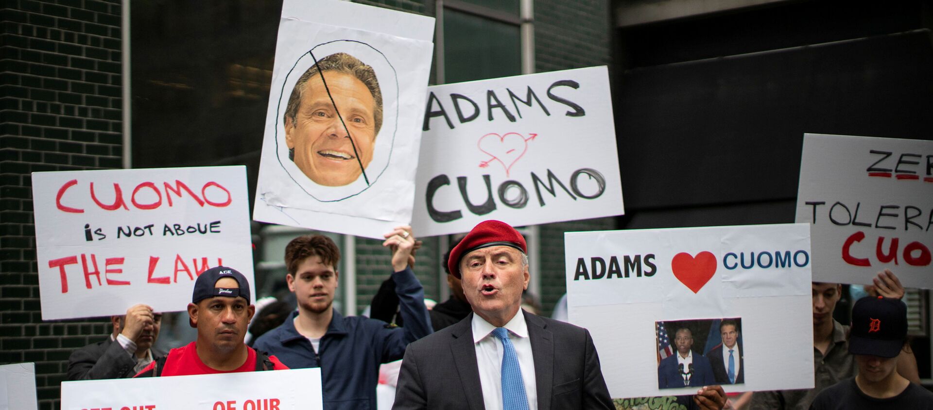 Republican Mayoral Candidate Curtis Sliwa speaks to media as protesters rally for impeachment of New York Governor Andrew Cuomo outside his Manhattan offices in New York City, New York, U.S., August 4, 2021. - Sputnik International, 1920, 06.08.2021