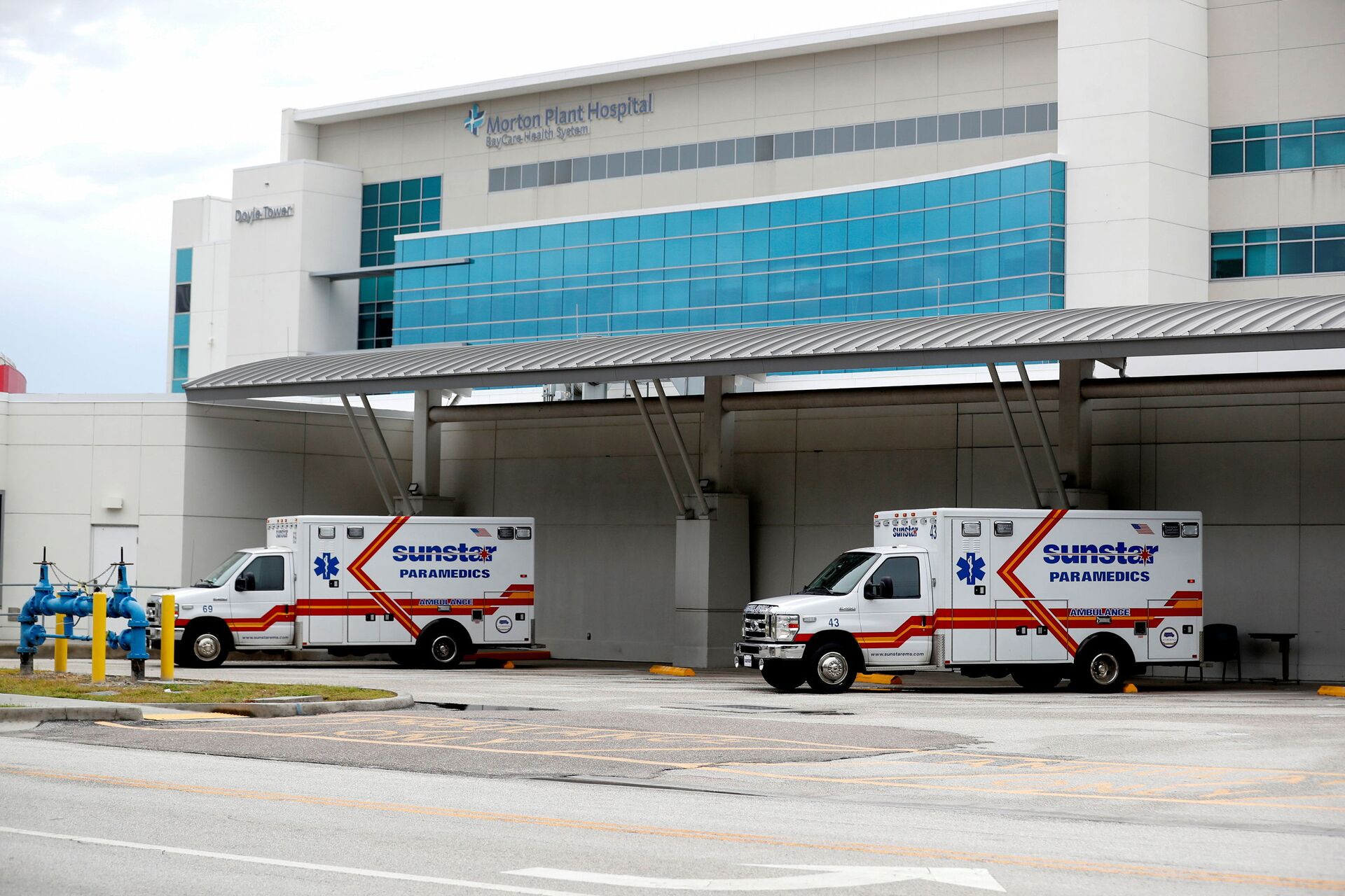 Ambulances stand outside Morton Plant Hospital amid a coronavirus disease (COVID-19) outbreak in Clearwater, Florida, U.S., August 3, 2021. REUTERS/Octavio Jones - Sputnik International, 1920, 07.09.2021