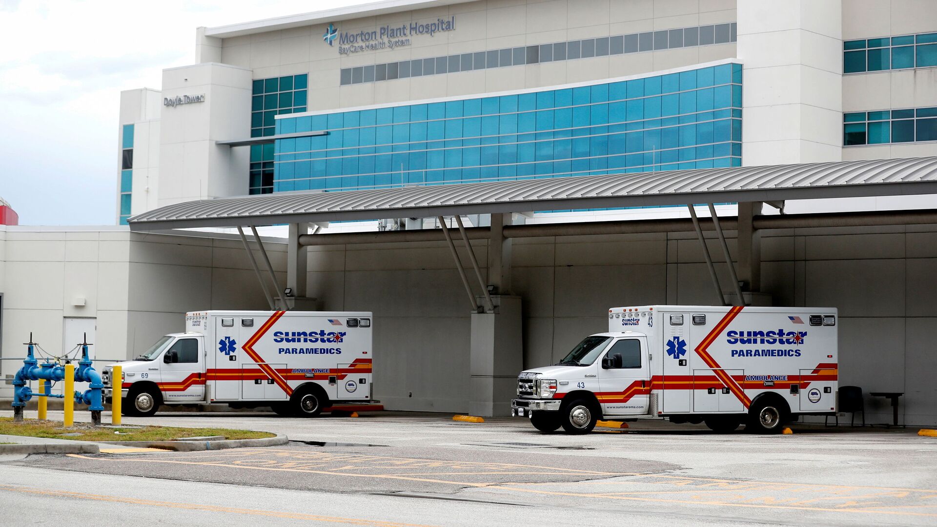 Ambulances stand outside Morton Plant Hospital amid a coronavirus disease (COVID-19) outbreak in Clearwater, Florida, U.S., August 3, 2021. REUTERS/Octavio Jones - Sputnik International, 1920, 06.08.2021