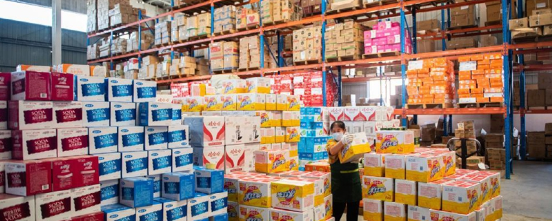 A staff member transfers cases of drinks at the distribution center of a supermarket in Zhangjiajie, central China's Hunan Province, Aug. 5, 2021 - Sputnik International, 1920, 04.05.2022