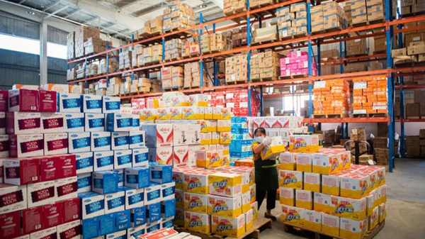 A staff member transfers cases of drinks at the distribution center of a supermarket in Zhangjiajie, central China's Hunan Province, Aug. 5, 2021 - Sputnik International