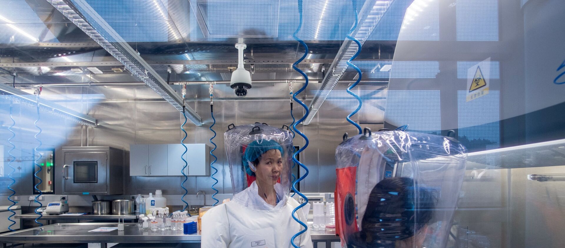 Chinese virologist Shi Zhengli (L) is seen inside the P4 laboratory in Wuhan, capital of China's Hubei Province on February 23, 2017. - Sputnik International, 1920, 22.08.2021
