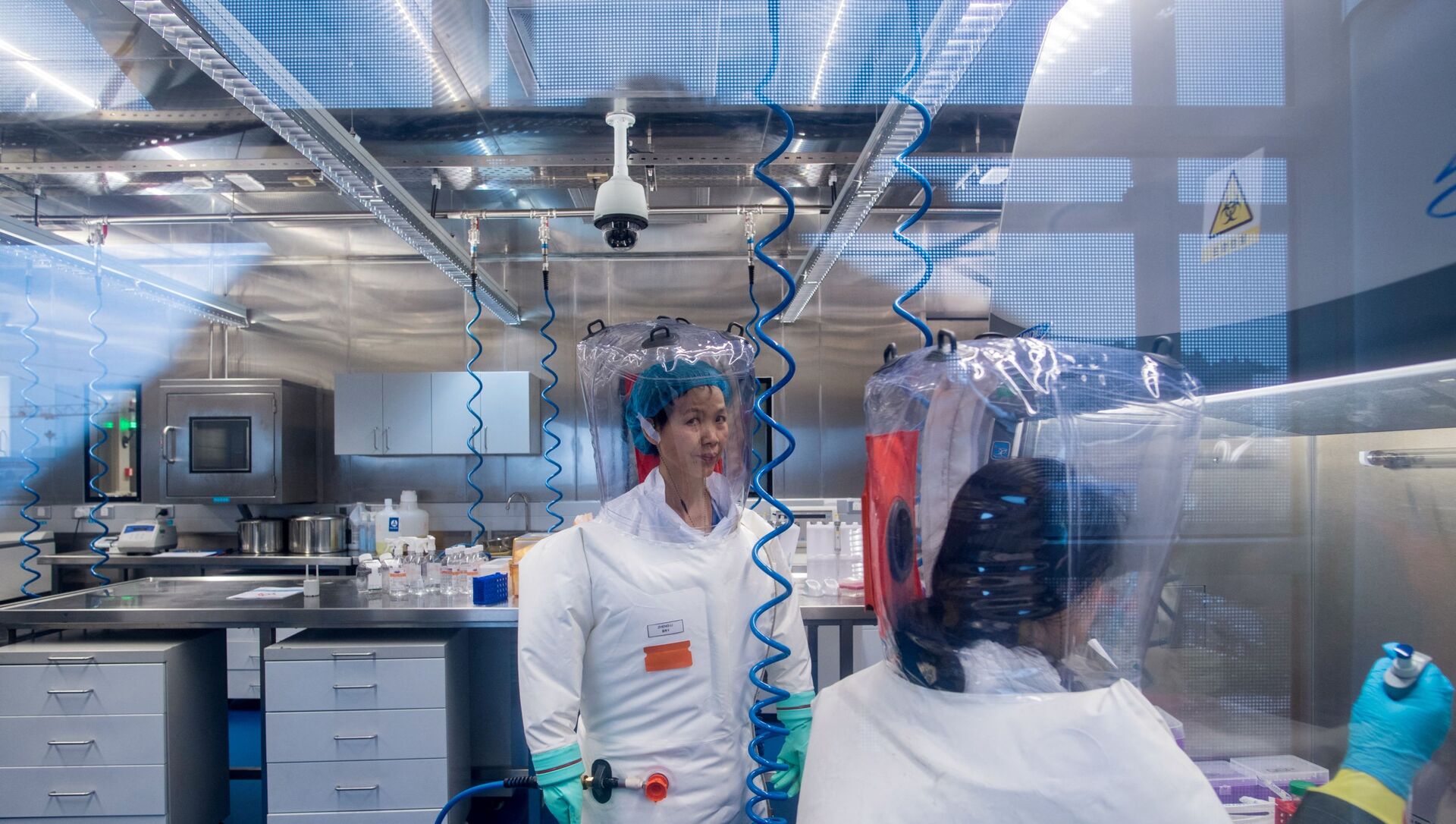 Chinese virologist Shi Zhengli (L) is seen inside the P4 laboratory in Wuhan, capital of China's Hubei province on February 23, 2017 - Sputnik International, 1920, 07.08.2021