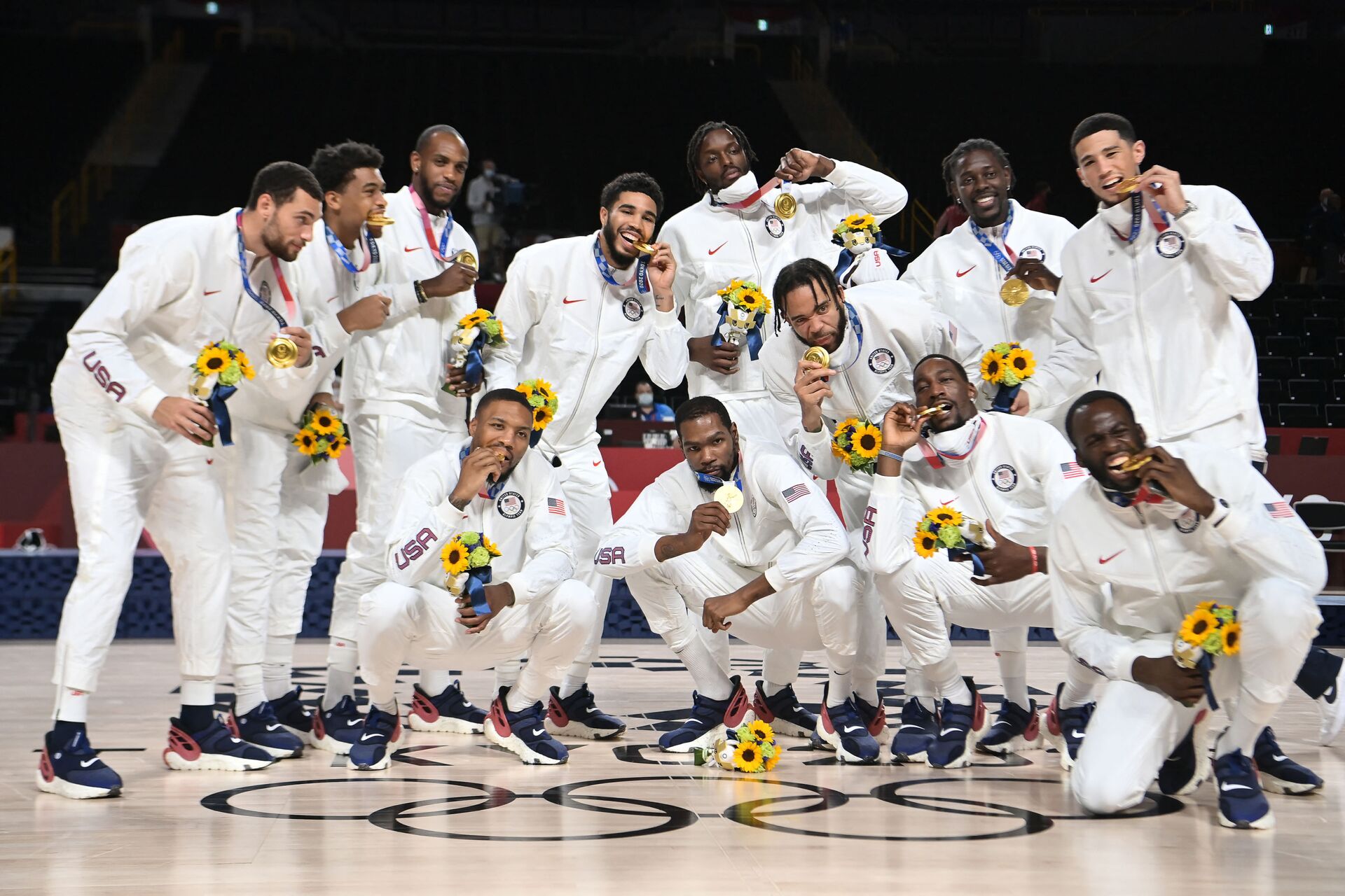 First placed USA's team pose for pictures with their gold medals as they celebrate after the medal ceremony for the men's basketball competition of the Tokyo 2020 Olympic Games - Sputnik International, 1920, 07.09.2021