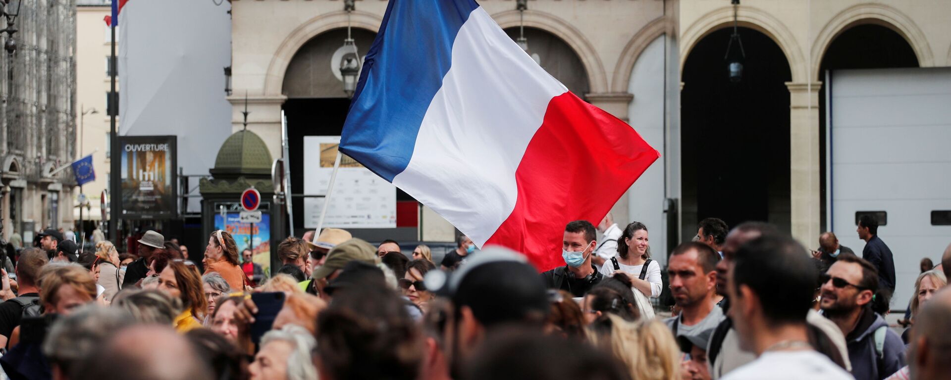 Protesters hold a French flag during a demonstration called by the yellow vests (gilets jaunes) movement against France's restrictions, including a compulsory health pass, to fight the coronavirus disease (COVID-19) outbreak in Paris, France, August 5, 2021. - Sputnik International, 1920, 20.11.2021