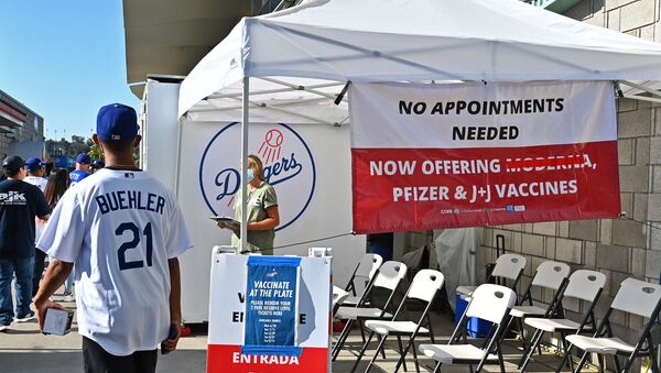 The Los Angeles Dodgers have an onsite COVID-19 clinic offering free tickets for each vaccine taken before the game against the San Francisco Giants at Dodger Stadium in LA, 19 July 2021 - Sputnik International