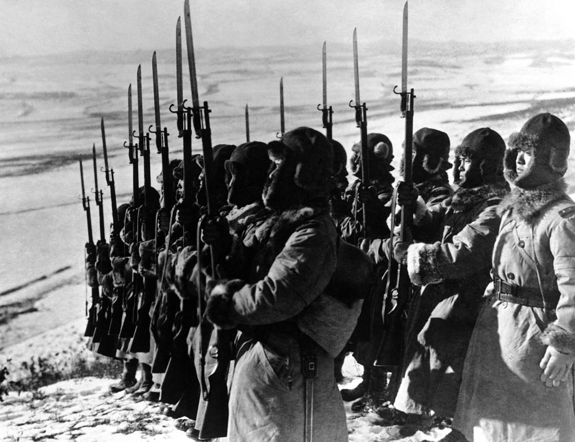 Japanese troops, wearing winter uniforms, parade at their lonely outpost on the Siberian Frontier and, turning towards Tokyo, present arms in a new year’s day salute to the Emperor on Feb. 9, 1939. (AP Photo) - Sputnik International, 1920, 07.09.2021