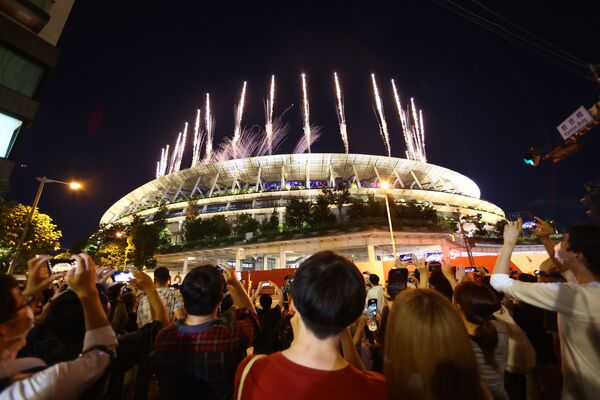 People outside the stadium watch fireworks during the closing ceremony. - Sputnik International