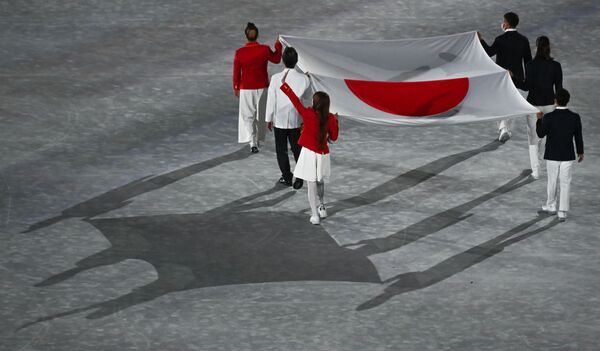 Flag bearers carry Japan's national flag at the Tokyo 2020 Olympics closing ceremony. - Sputnik International