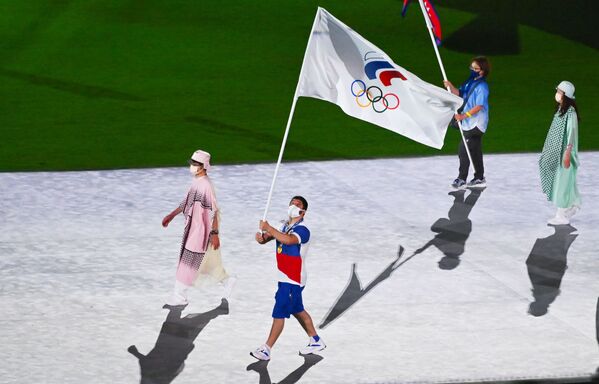 ROC team flag bearer Abdulrashid Sadulaev during the closing ceremony of the Tokyo 2020 Olympic Summer Games at the Olympic Stadium. - Sputnik International