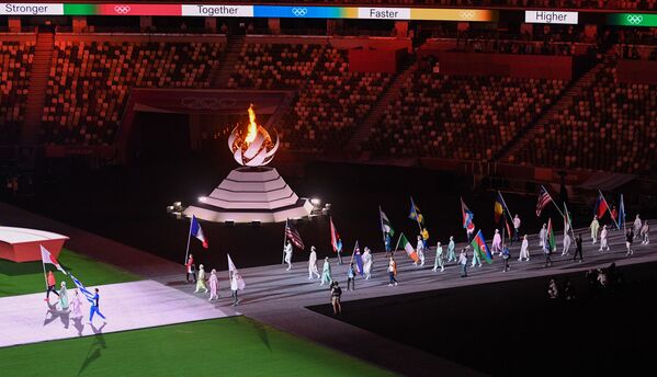 Athletes take part in a parade during the closing ceremony of the Tokyo 2020 Olympics. - Sputnik International