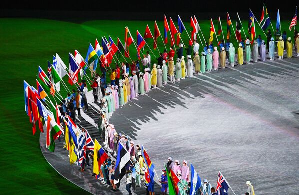 The athletes participate in a parade during the 2020 Summer Olympic Games closing ceremony. - Sputnik International