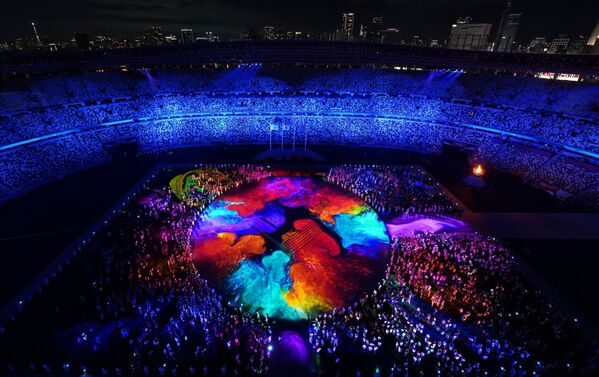 Olympic Stadium is lit up during the closing ceremony of the Tokyo 2020 Olympics. - Sputnik International