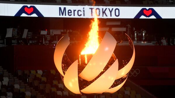 The Olympic torch and cauldron are displayed during the closing ceremony. - Sputnik International