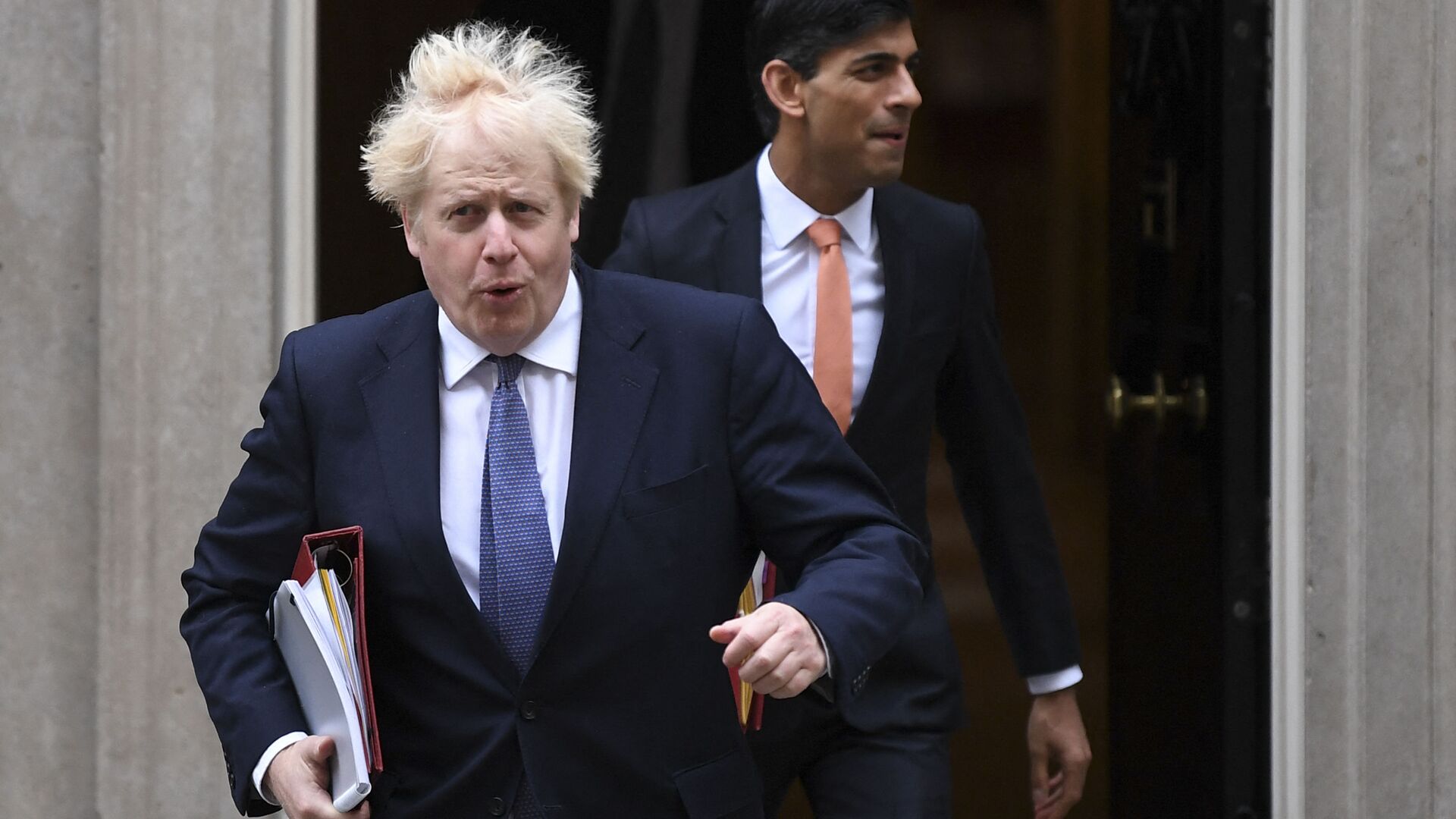 Britain's Prime Minister Boris Johnson (L) and Britain's Chancellor of the Exchequer Rishi Sunak (R) leave 10 Downing Street to attend the weekly cabinet meeting in London on October 13, 2020 held at the Foreign, Commonwealth and Development Office - Sputnik International, 1920, 17.10.2021