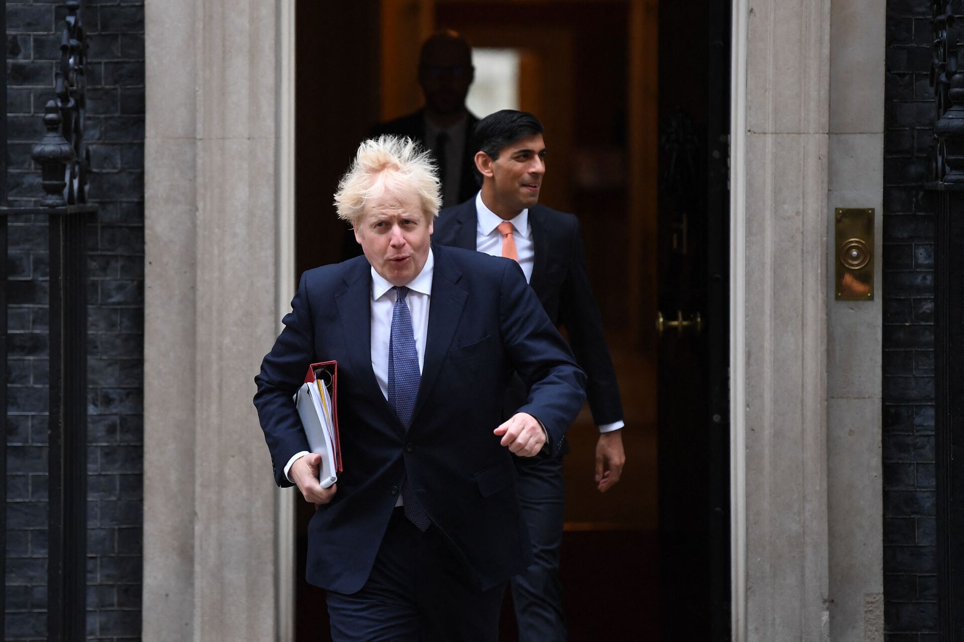 Britain's Prime Minister Boris Johnson (L) and Britain's Chancellor of the Exchequer Rishi Sunak (R) leave 10 Downing Street to attend the weekly cabinet meeting in London on October 13, 2020 held at the Foreign, Commonwealth and Development Office - Sputnik International, 1920, 15.09.2021