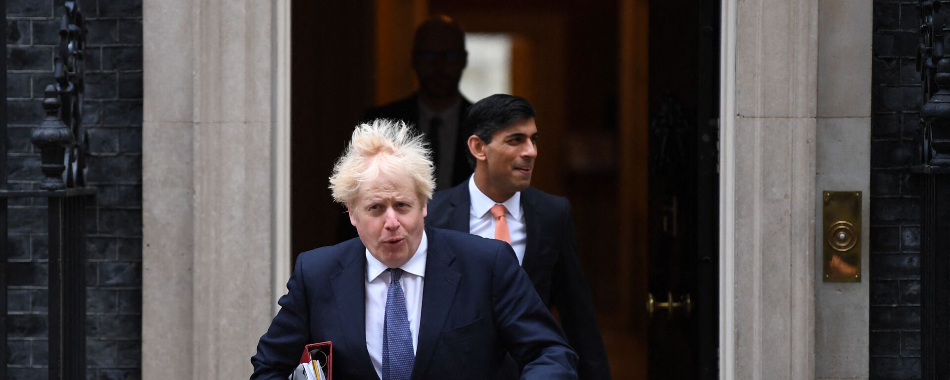 Britain's Prime Minister Boris Johnson (L) and Britain's Chancellor of the Exchequer Rishi Sunak (R) leave 10 Downing Street to attend the weekly cabinet meeting in London on October 13, 2020 held at the Foreign, Commonwealth and Development Office - Sputnik International, 1920, 05.07.2022