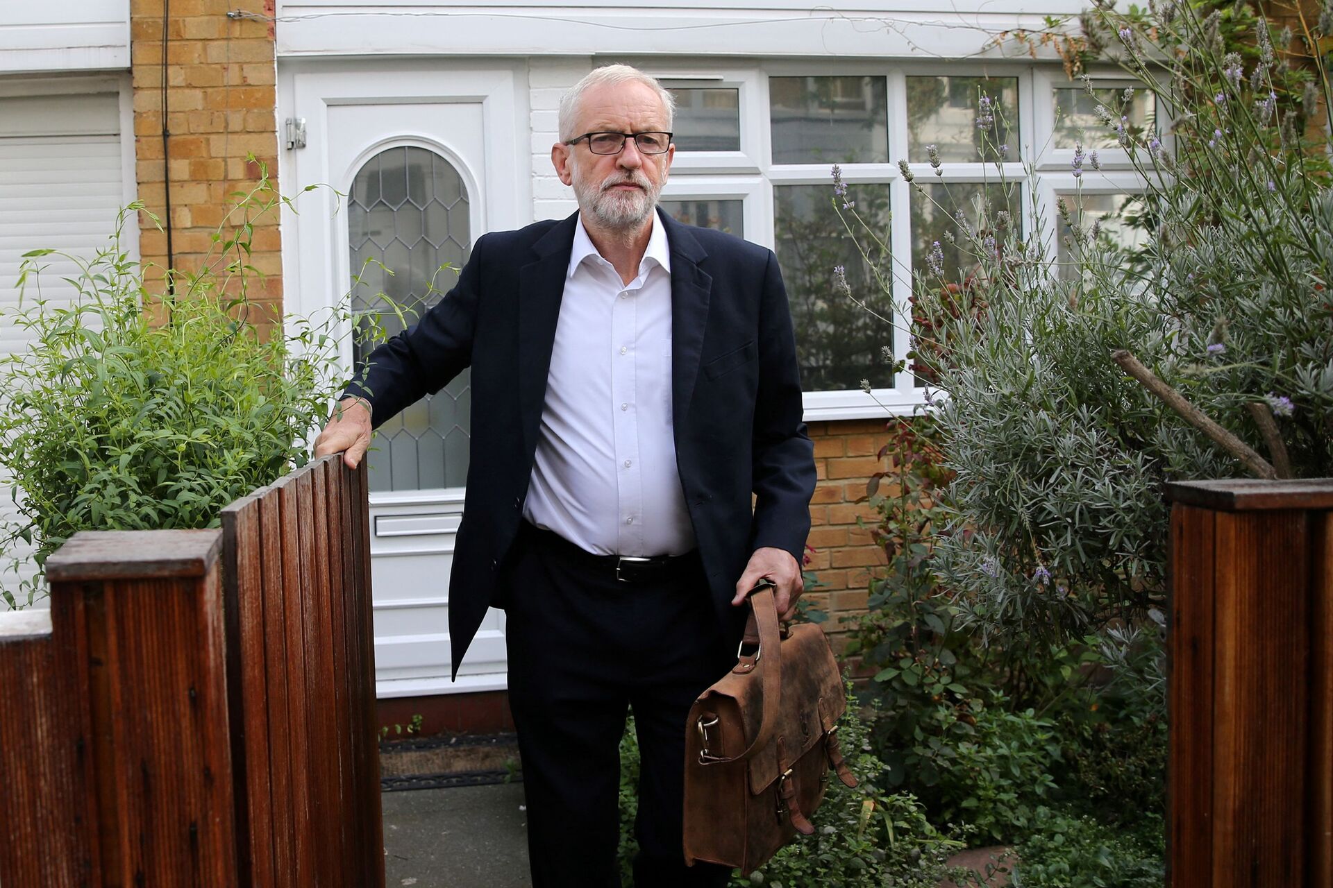 Britain's opposition Labour party leader Jeremy Corbyn leaves his home in north London on September 3, 2019 - Sputnik International, 1920, 07.09.2021