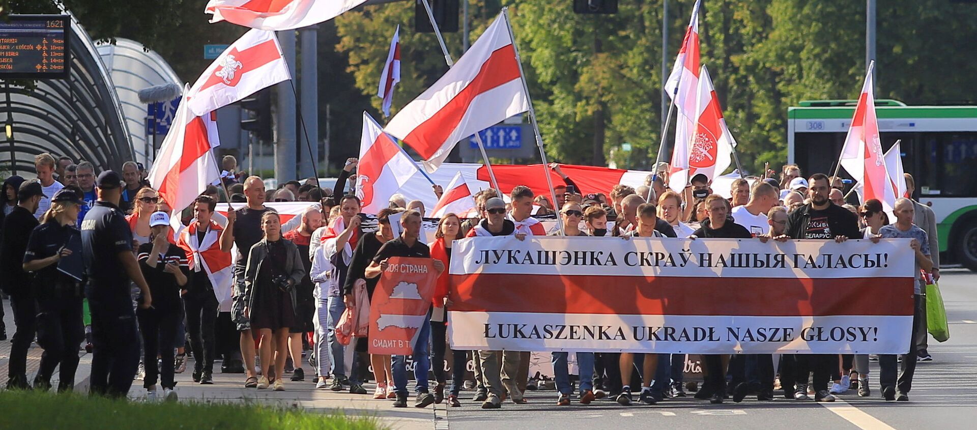People march at the Global Solidarity Event for Belarus protest in Bialystok, Poland August 8, 2021 - Sputnik International, 1920, 08.08.2021