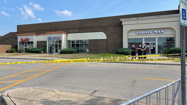 Residents of Louisville, Kentucky were forced to hide inside the Jefferson Mall after gunshots were heard there, local media reported on 8 August, 2021 - Sputnik International
