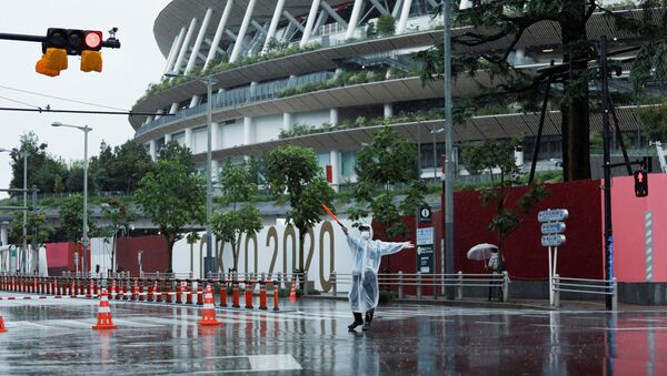 A policeman controls traffic outside the Olympic Stadium during a typhoon, on the last day of the Tokyo 2020 Olympic Games in Tokyo, Japan August 8, 2021 - Sputnik International