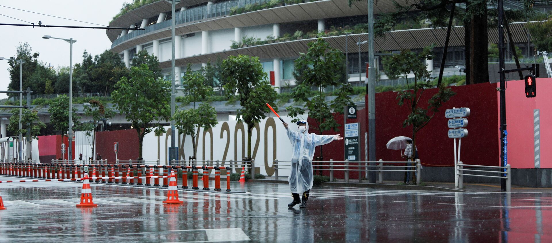 A policeman controls traffic outside the Olympic Stadium during a typhoon, on the last day of the Tokyo 2020 Olympic Games in Tokyo, Japan August 8, 2021 - Sputnik International, 1920, 09.08.2021