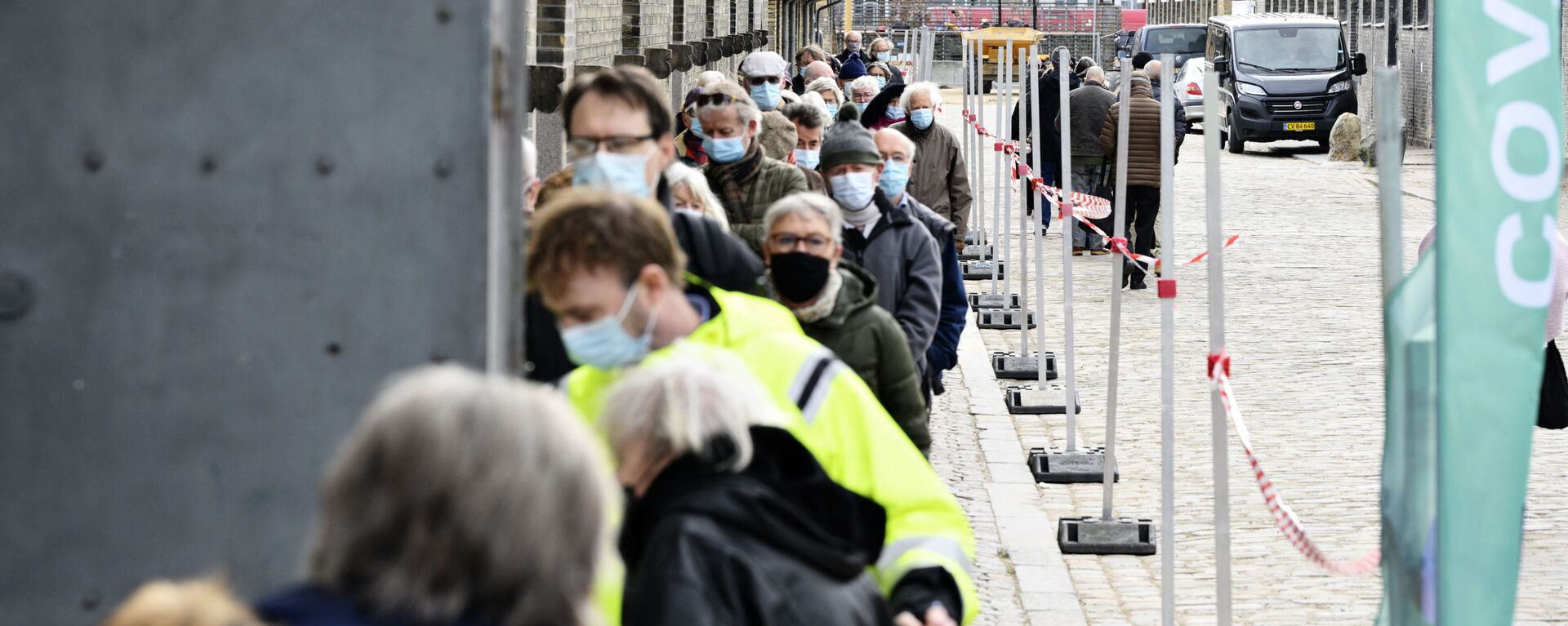 People queue outside the vaccination center in Oksnehallen in Copenhagen, Denmark, on April 12, 2021, during the ongoing coronavirus (Covid-19) pandemic.  - Sputnik International, 1920, 09.08.2021