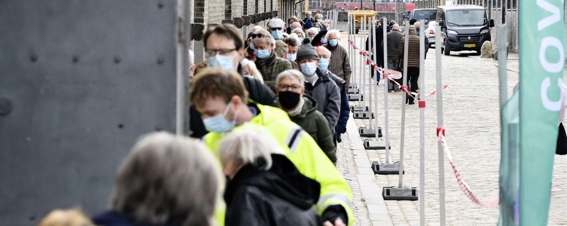 People queue outside the vaccination center in Oksnehallen in Copenhagen, Denmark, on April 12, 2021, during the ongoing coronavirus (Covid-19) pandemic.  - Sputnik International, 1920