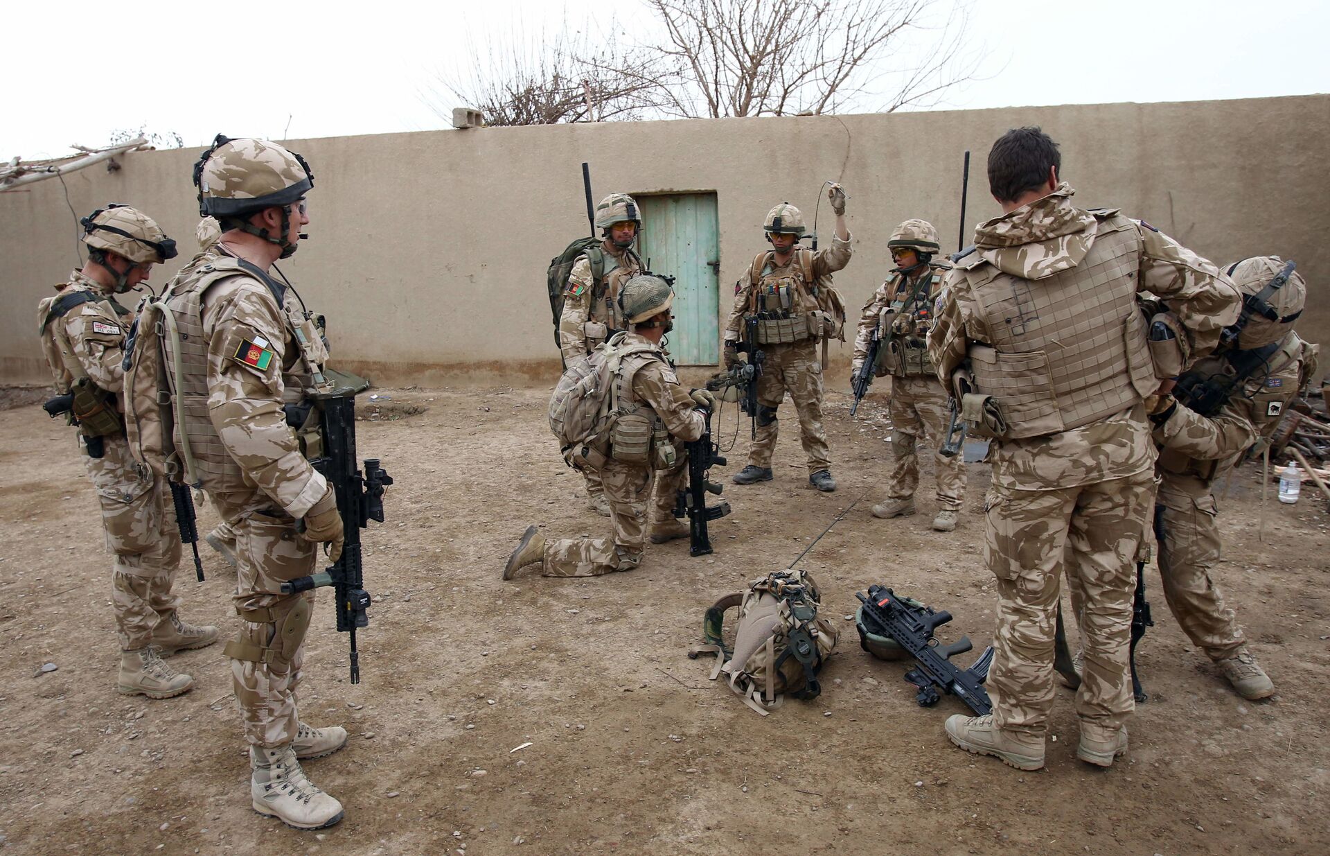 British soldier Lieutenant-Colonel Nick Lock (2L) gathers his soldiers of the 1st Batallion of the Royal Welsh before a patrol in the streets of Showal in Nad-e-Ali district, Southern Afghanistan, in Helmand Province on February 25, 2010 - Sputnik International, 1920, 07.09.2021