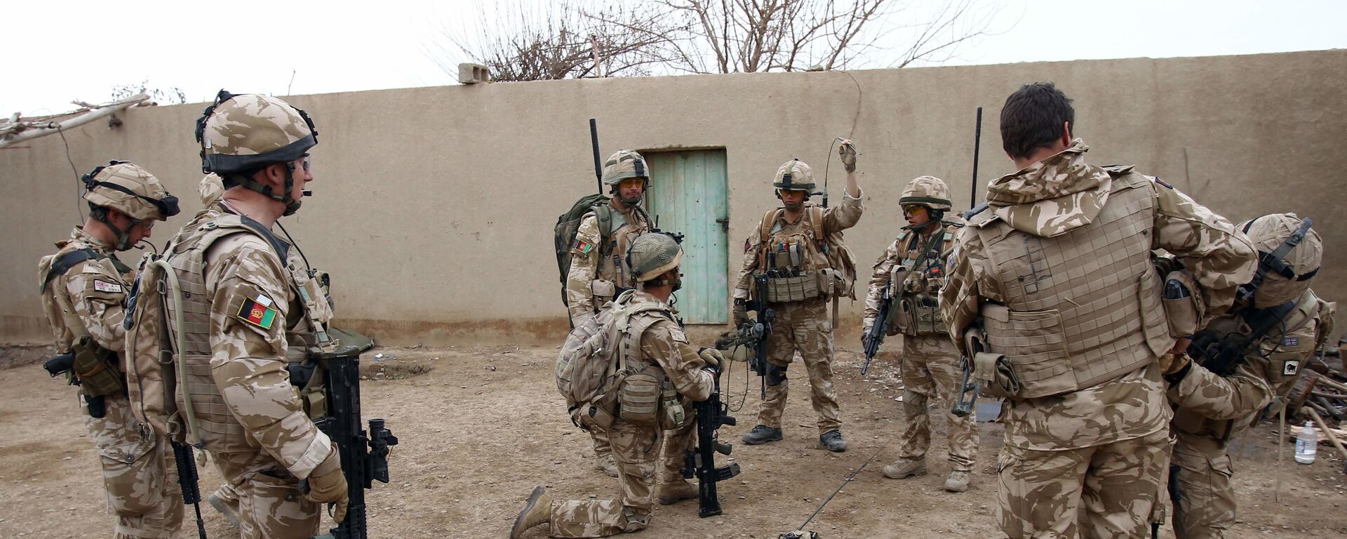 British soldier Lieutenant-Colonel Nick Lock (2L) gathers his soldiers of the 1st Batallion of the Royal Welsh before a patrol in the streets of Showal in Nad-e-Ali district, Southern Afghanistan, in Helmand Province on February 25, 2010 - Sputnik International, 1920, 09.10.2023
