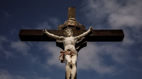 A picture shows a crucifix on the road to Etretat, northwestern France, on April 13, 2020, on the 28th day of a lockdown in France aimed at curbing the spread of the COVID-19 pandemic, caused by the novel coronavirus.  - Sputnik International