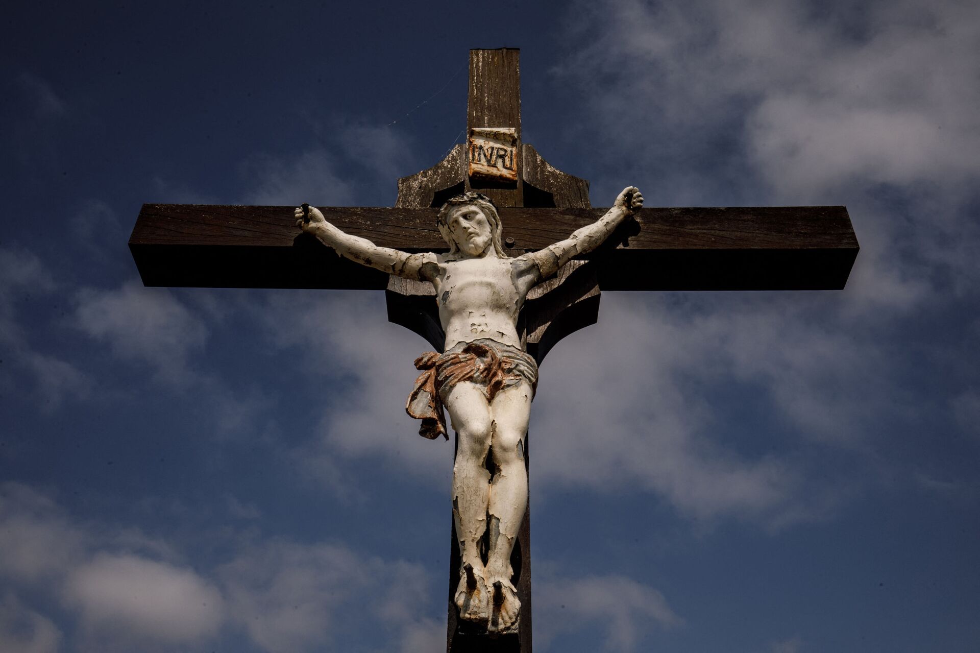 A picture shows a crucifix on the road to Etretat, northwestern France, on April 13, 2020, on the 28th day of a lockdown in France aimed at curbing the spread of the COVID-19 pandemic, caused by the novel coronavirus.  - Sputnik International, 1920, 04.09.2022