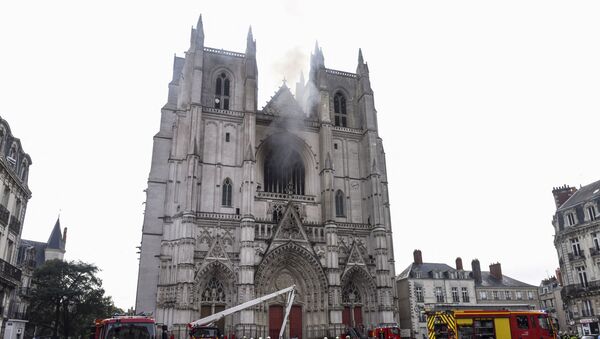 Firefighters are at work to put out a fire at the Saint-Pierre-et-Saint-Paul cathedral in Nantes, western France, on July 18, 2020. - Sputnik International