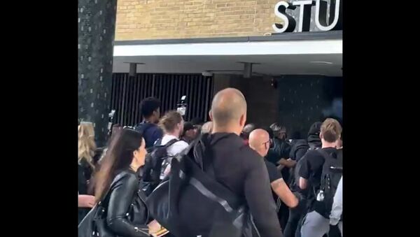 Official Voice protesters try storming the BBC studios at white city but them come up against a heavy police presence- they are protesting against vaccine passports and vaccine for kids - Sputnik International