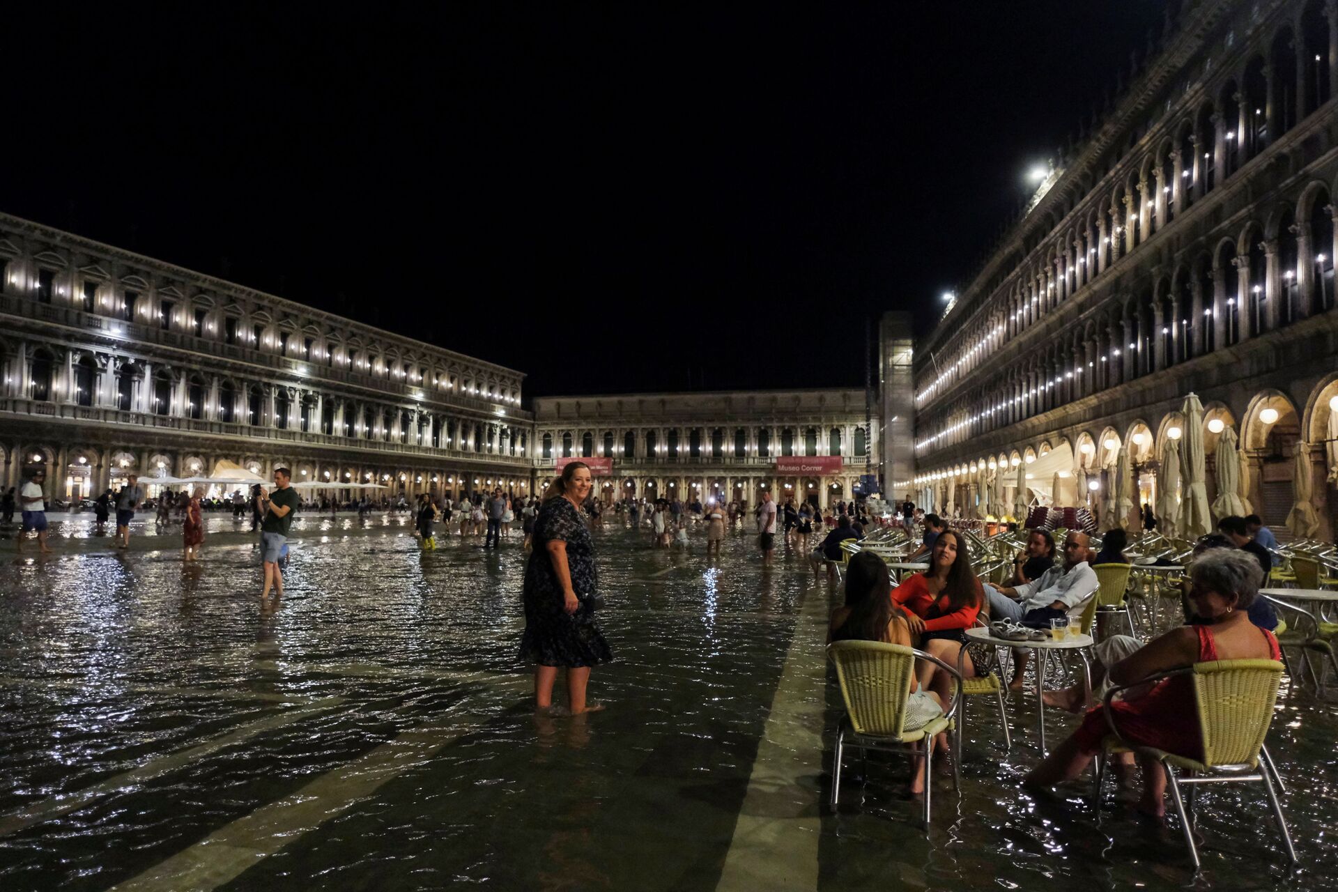 People sit at a cafe in a flooded St. Mark's Square during an exceptional high water in Venice, Italy August 8, 2021 - Sputnik International, 1920, 07.09.2021