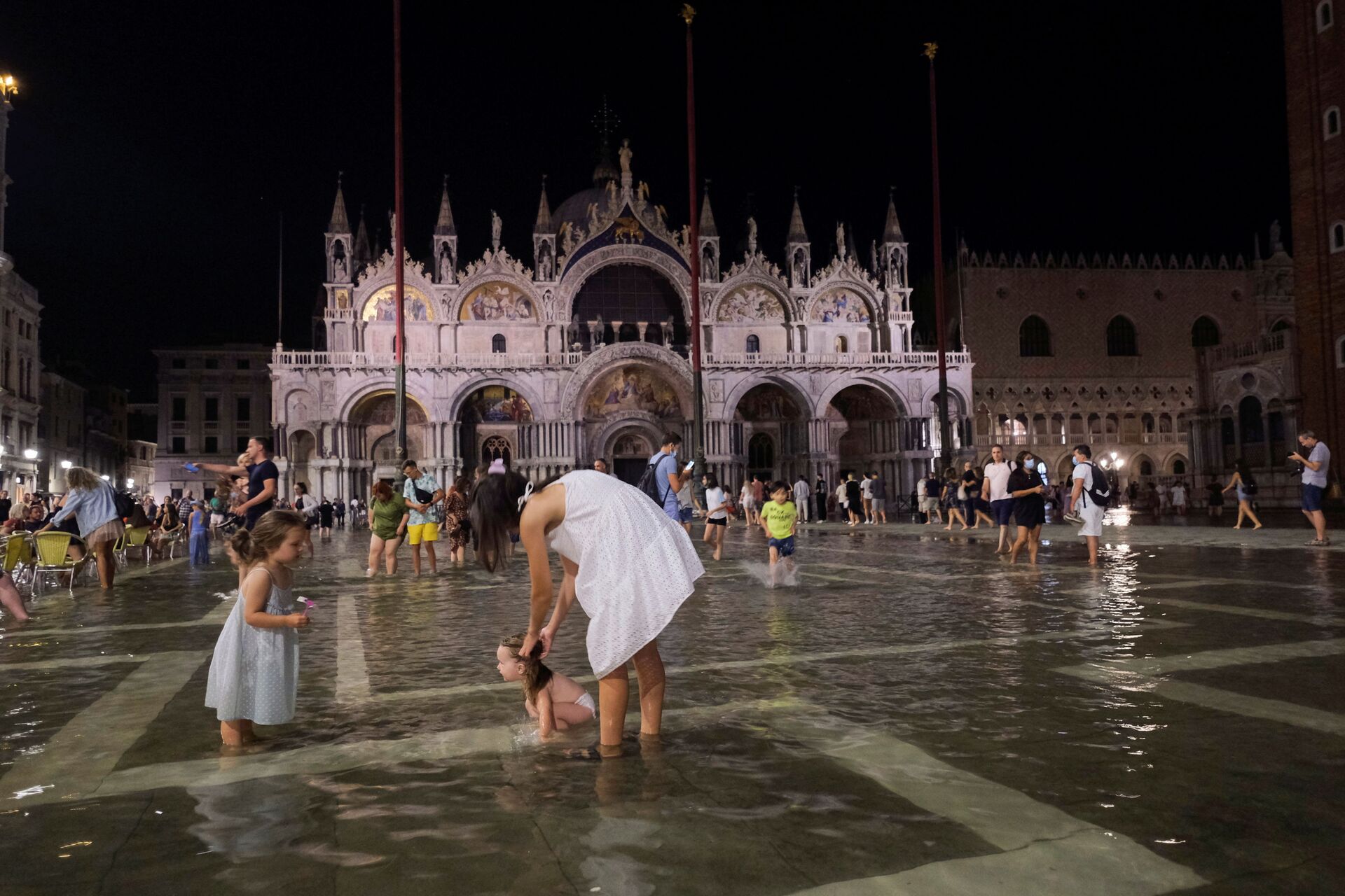 People walk in a flooded St. Mark's Square during an exceptional high water in Venice, Italy August 8, 2021 - Sputnik International, 1920, 07.09.2021