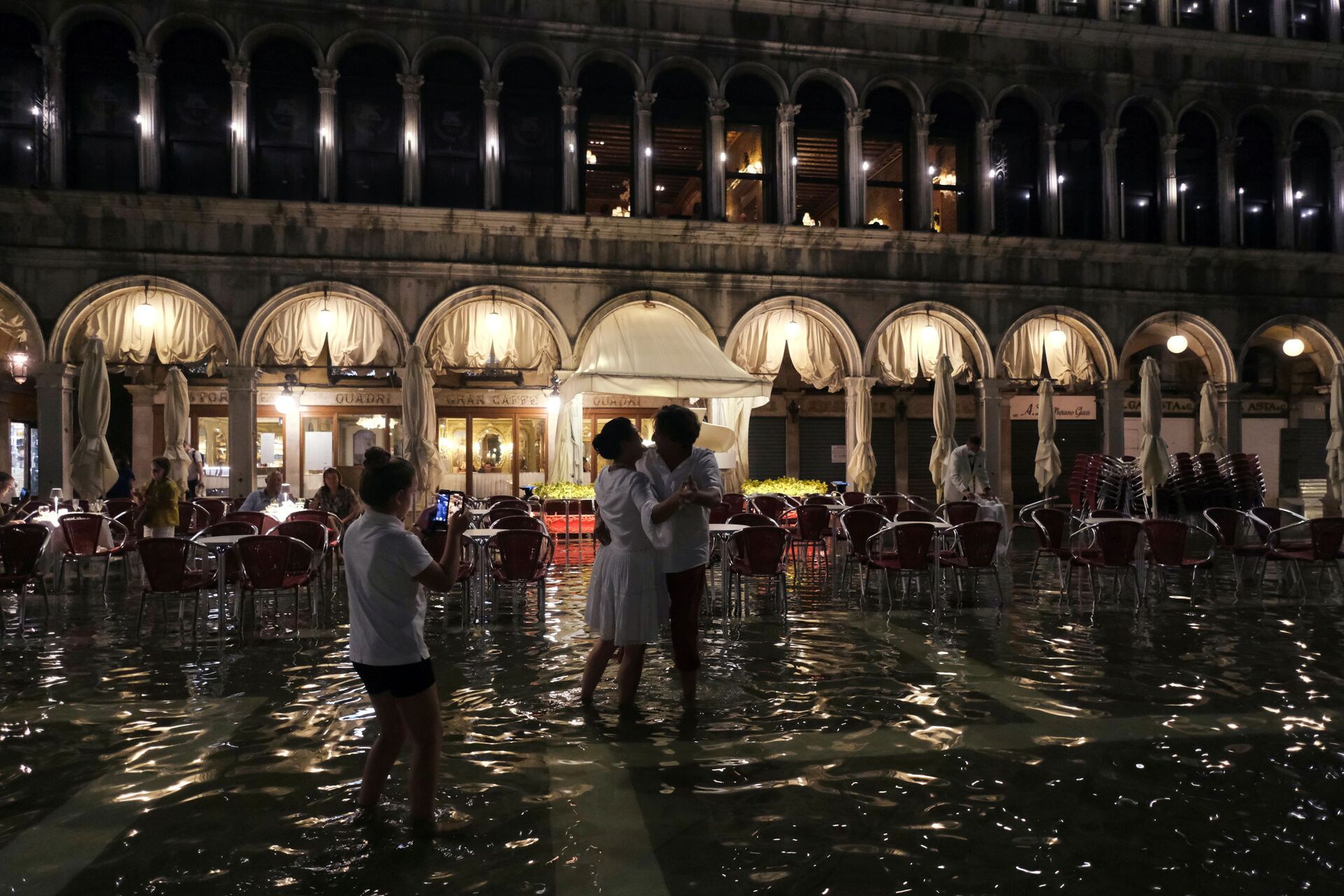 A couple dances in a flooded St. Mark's Square during an exceptional high water in Venice, Italy August 8, 2021 - Sputnik International, 1920, 07.09.2021