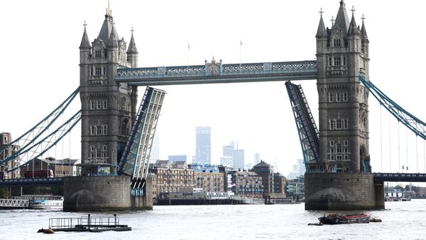 Tower Bridge is seen stuck in the open position, due to a technical fault, in London, Britain, August 9, 2021. REUTERS/Henry Nicholls - Sputnik International