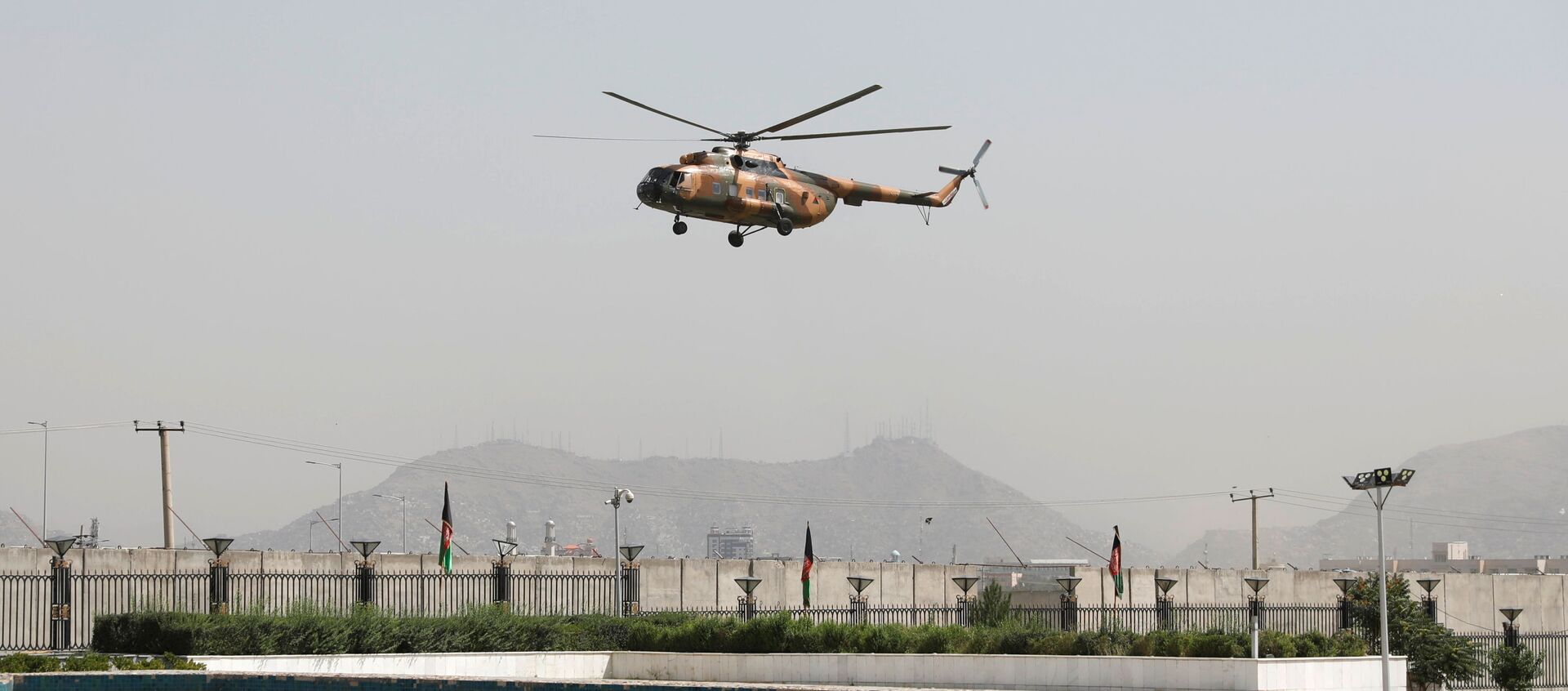 A military helicopter carrying Afghan President Ashraf Ghani prepares to land near the parliament in Kabul, Afghanistan August 2, 2021 - Sputnik International, 1920, 09.08.2021