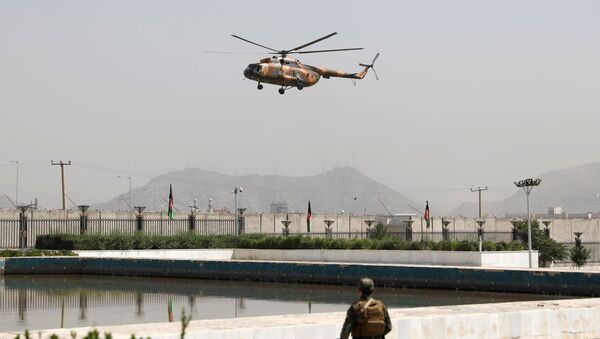 A military helicopter carrying Afghan President Ashraf Ghani prepares to land near the parliament in Kabul, Afghanistan August 2, 2021 - Sputnik International