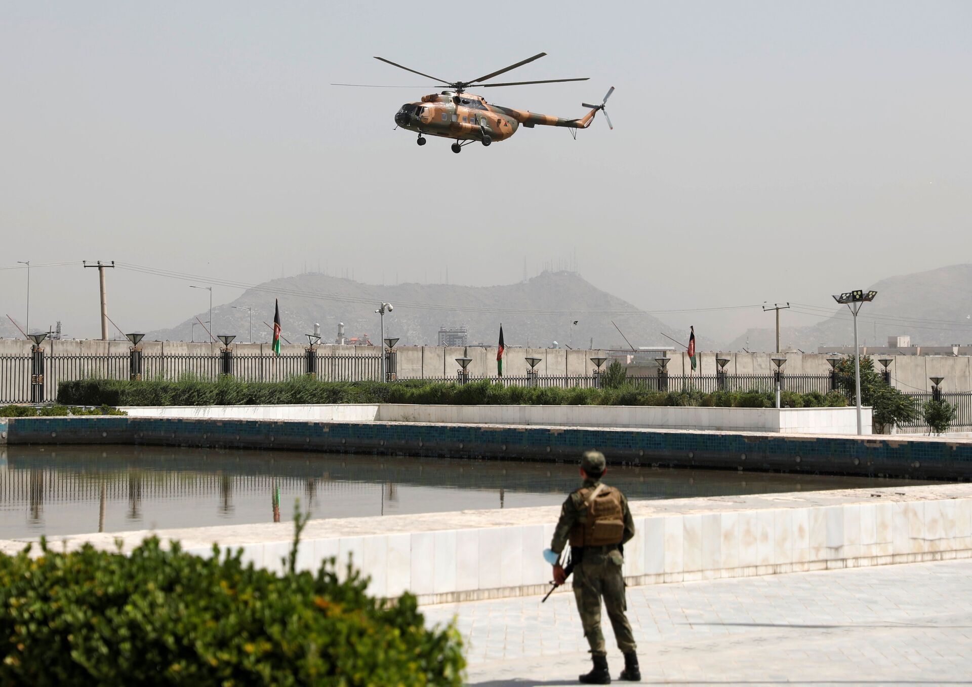 A military helicopter carrying Afghan President Ashraf Ghani prepares to land near the parliament in Kabul, Afghanistan August 2, 2021 - Sputnik International, 1920, 07.09.2021