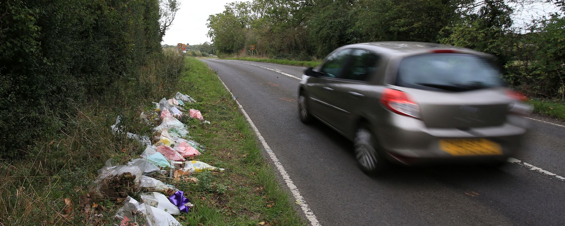 Floral tributes lay on the roadside near RAF Croughton in Northamptonshire, central England on October 10, 2019, at the spot where British motorcyclist Harry Dunn was killed as he travelled along the B4031 on August 27. - Dunn was killed on August 27 when his motorbike collided with a car near a Royal Air Force base in Northamptonshire in central England, which is used by the US military as a communications hub. - Sputnik International, 1920, 10.08.2021